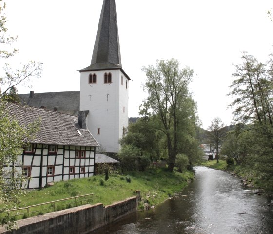Kirche in Olef am Wanderweg Rur-Olef-Route, © Eifel Tourismus GmbH
