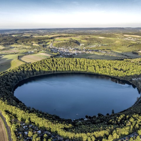 Blick auf das fast kreisrunde Pulvermaar, © Eifel Tourismus GmbH