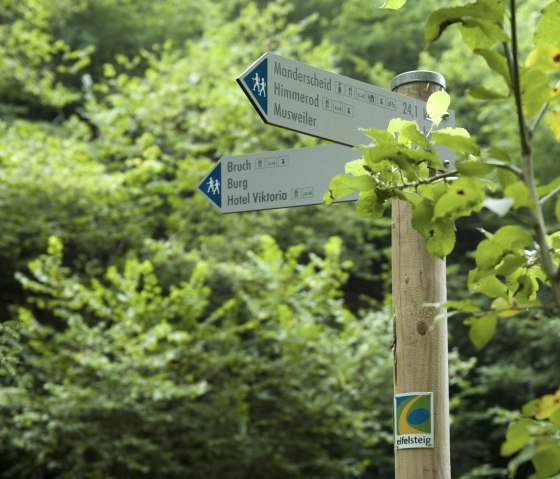 Schilder zeigen die nächsten Wanderziele, © Stefan Jacobs