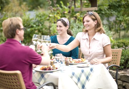 Nach der Wanderung bei einem regionalen Abendessen entspannen, © Eifel Tourismus GmbH - Dominik Ketz