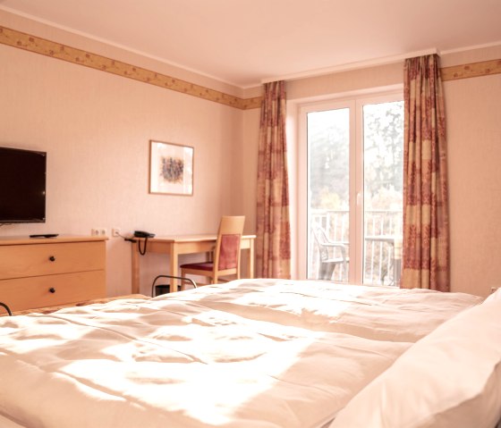 Hôtel Löwenstein JS Chambre à coucher, © Wir erlauben die zeitlich unbegrenzte Verwendung und die Veröffentlichung sowohl auf der Website als auch in den Social Media Kanälen sowie in den Druckauflagen. Das Teilen und Bearbeiten darf nur in vorheriger Rücksprache mit uns erfolgen.