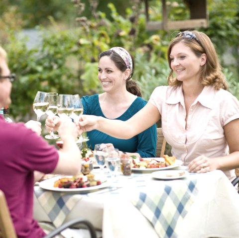 Ontspan met een regionaal diner na de wandeling, © Eifel Tourismus GmbH - Dominik Ketz