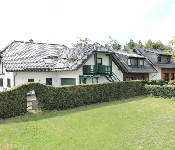 La maison d'hôtes dans son ensemble vue du tracteur