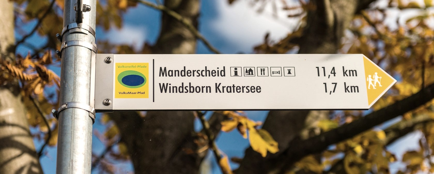 Wegweisende Schilder an den Partnerwegen des Eifelsteigs, © Eifel Tourismus/D. Ketz
