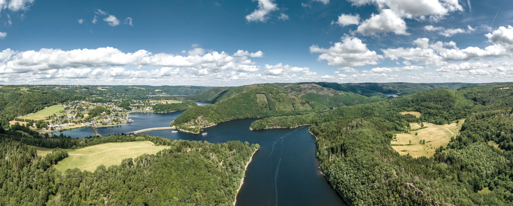 Der Paulusdamm trennt den Obersee und Rursee voneinander., © Eifel Tourismus GmbH, AR-shapefruit AG