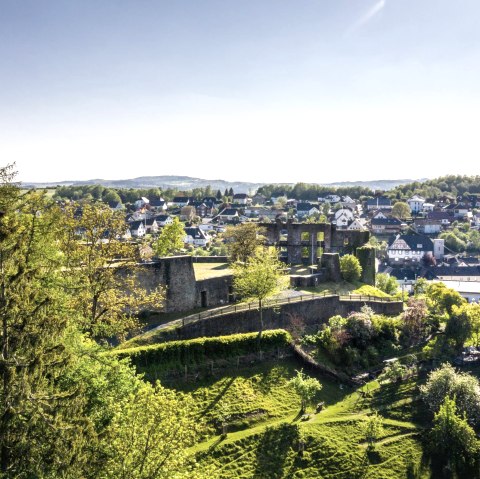 Kasteelruïne met uitzicht op Ulmen, © GesundLand Vulkaneifel/D. Ketz