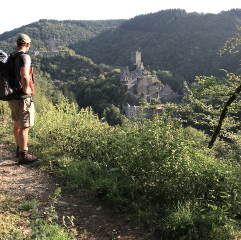 Die Ober- und Niederburg Manderscheid nur durch den Fluss Lieser voneinander getrennt., © Eifel Tourismus/B. Nehrhoff