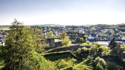 Burgruine mit Blick auf Ulmen, © GesundLand Vulkaneifel/D. Ketz