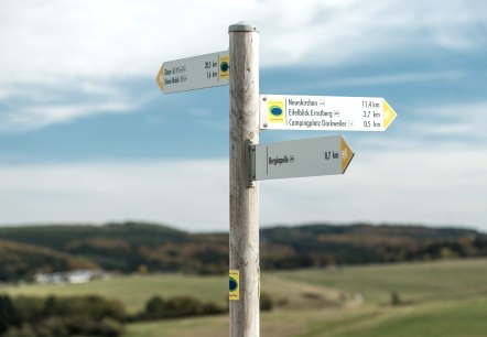 Die Schilder der Partnerwege haben eine gelbe Spitze, © Eifel Tourismus/D. Ketz