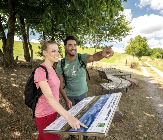 Aire de repos et de découverte sur le sentier de l'Eifel, © Eifel Tourismus GmbH, Dominik Ketz