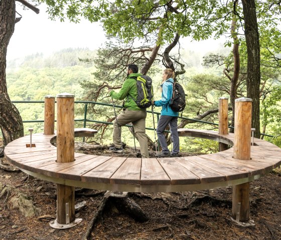 Aussichtpunkt Perdsley mit Hufeisenbank, © Eifel Tourismus GmbH, Dominik Ketz