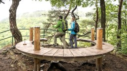 Point de vue Perdsley avec banc en fer à cheval, © Eifel Tourismus GmbH, Dominik Ketz