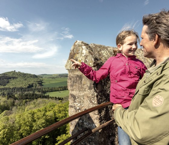 Ausblick in die Eifel von der Kasselburg, © Eifel Tourismus GmbH, Dominik Ketz