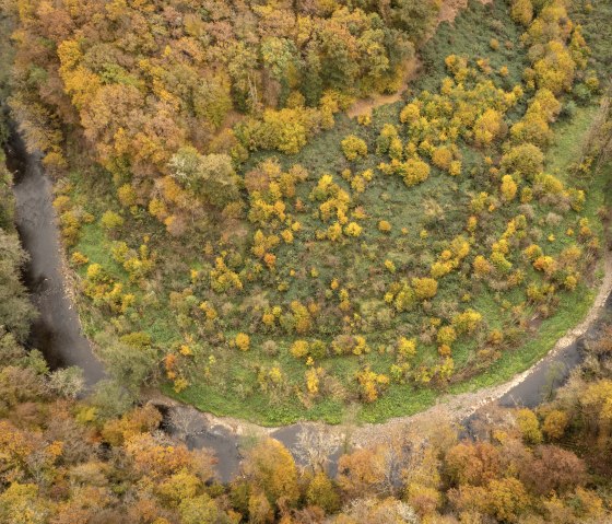 Die Lieser windet sich durch die Landschaft auf der Eifelsteig-Etappe 12, © Eifel Tourismus GmbH, D. Ketz