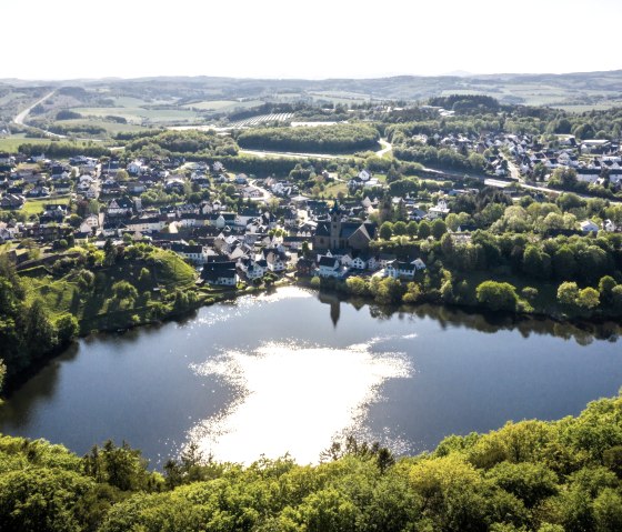 Blick von oben auf das Ulmener Maar, © GesundLand Vulkaneifel GmbH, D. Ketz