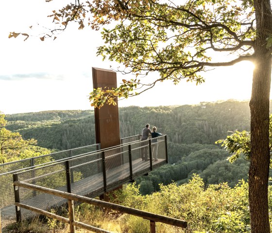 Aussichtspunkt Achterhöhe am Maare und Thermen Pfad in goldenem Sonnenschein, © Rheinland-Pfalz Tourismus GmbH, D. Ketz