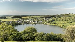 Blick vom Maarkreuz aufs Schalkenmehrener Maar, © Eifel Tourismus GmbH, D. Ketz