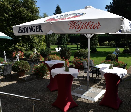 Restaurantterrasse mit Gartenzugang, © Verena Kartz