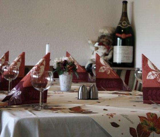 Guest room, © Nordeifel Tourismus GmbH & Garni Hotel Haus Salzberg