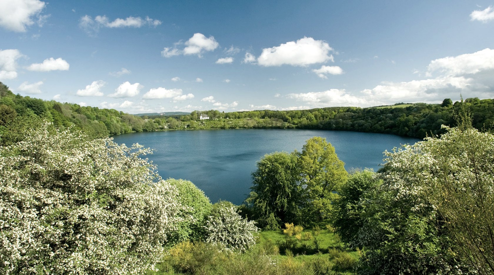 Weinfelder Maar Frühling Panorama, © Rheinland-Pfalz Tourismus GmbH / D. Ketz