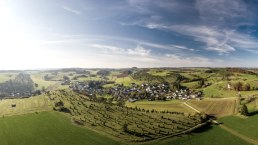 Blick auf den Kalvarienberg und Alendorf an Eifelsteig-Etappe 7, © Eifel Tourismus GmbH, D. Ketz