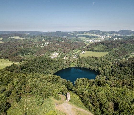 Blick auf das Gemündener Maar und Dronketurm, © Eifel Tourismus GmbH, D. Ketz