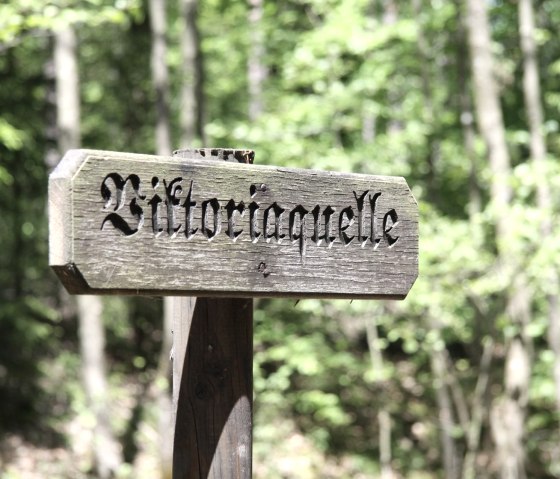 Meulenwaldroute: Schild zur Viktoriaquelle, © Moseleifel