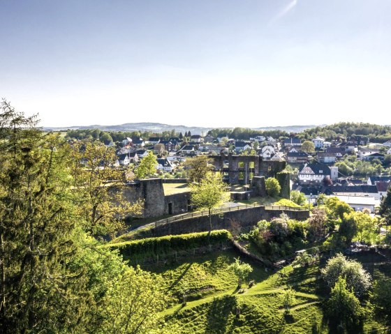 Burgruine mit Blick auf Ulmen, © GesundLand Vulkaneifel/D. Ketz