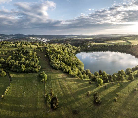 Sonnenaufgang am Weinfelder Maar, © Eifel Tourismus GmbH, D. Ketz