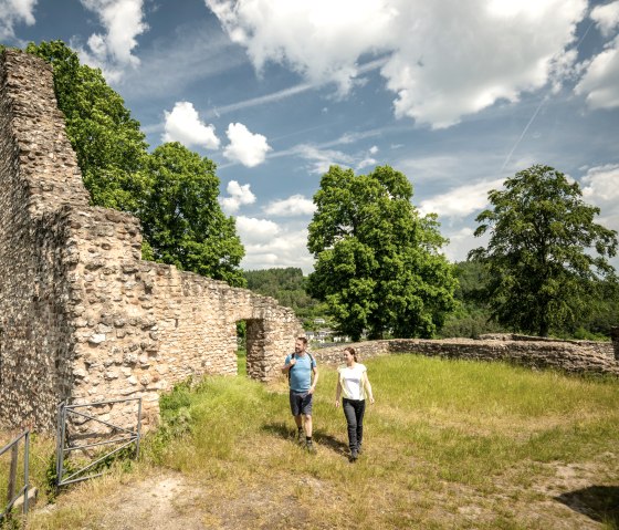 Hoch oberhalb von Gerolstein liegt die Ruine der mittelalterlichen Löwenburg., © Eifel Tourismus/Dominik Ketz