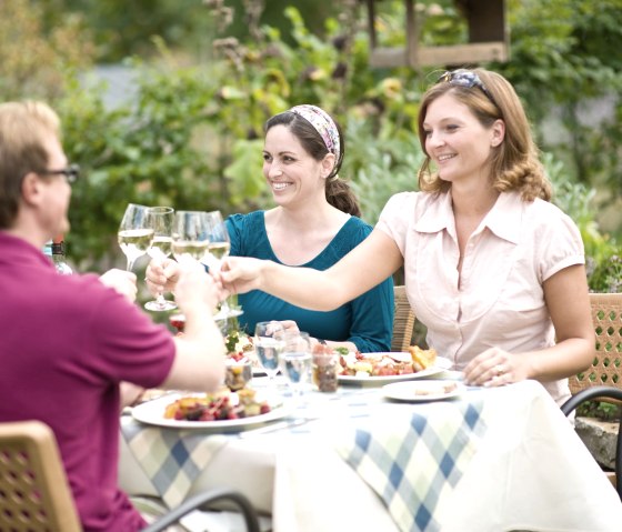 Nach der Wanderung bei einem regionalen Abendessen entspannen, © Eifel Tourismus GmbH - Dominik Ketz