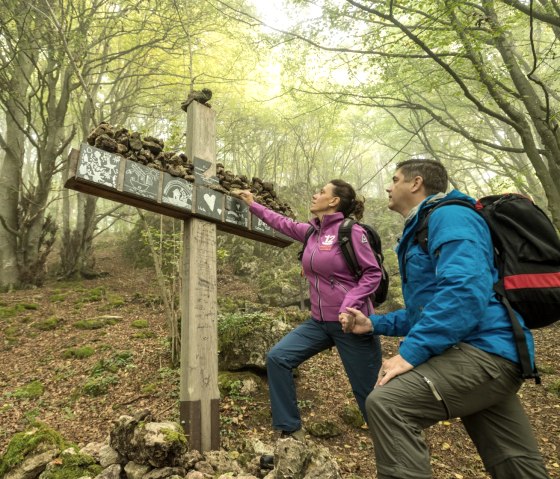 Muße-Pfad: Gerolsteiner Dolomiten Acht, Wegsteine am Kreuz, © Eifel Tourismus GmbH / D. Ketz