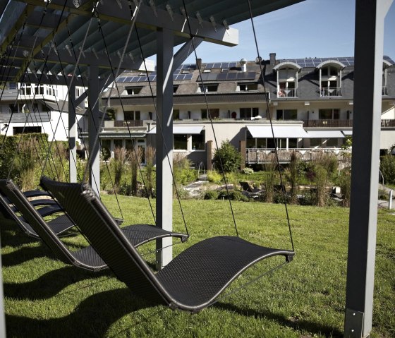 Jardin bien-être avec chaises longues