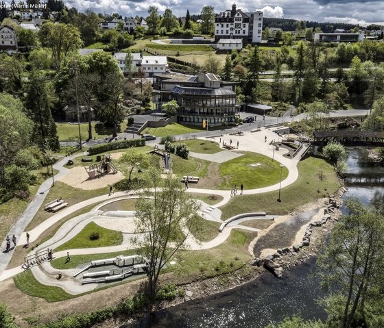 Großaufnahme Kurpark, © Nutzungsrecht:
Leistung für Foto/Video Aufnahmen
Hiermit räumen wir ein einfaches Nutzungsrecht zur Veröffentlichung in allen Medien, für die erworbenen Bilder ein.Nutzungsrechte laut § 31 Abs. 2 UrhG einfache Nutzungsrechte: Das einfache Nutzungsrecht berechtigt den Inhaber, das Werk auf die erlaubte Art zu nutzen, ohne dass eine Nutzung durch andere ausgeschlossen ist. Eine Nennung des Fotografen: Martin Müller, ist zwingend erforderlich.