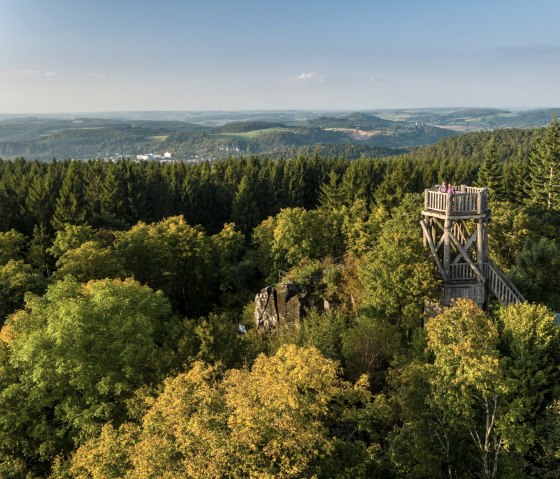 Aussichtsturm Dietzenley mit Kasselburg im Hintergrund, © Eifel Tourismus GmbH, D. Ketz
