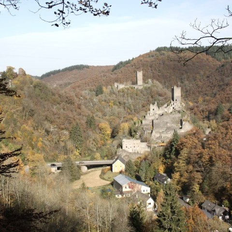 Wandertour mit Aussicht auf die Manderscheider Burgen, © Eifel Tourismus GmbH