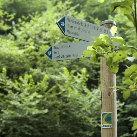 Schilder zeigen die nächsten Wanderziele, © Stefan Jacobs