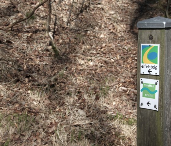 Die Partnerwege sind ebenfalls mit dem Logo auf Plaketten gekennzeichnet., © Eifel Tourismus