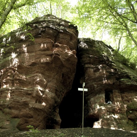 Auf der Etappe 15 des Eifelsteigs zum Zielort nach Trier säumen große Buntsandsteinformationen den Weg., © Eifel Tourismus/S. Jacobs