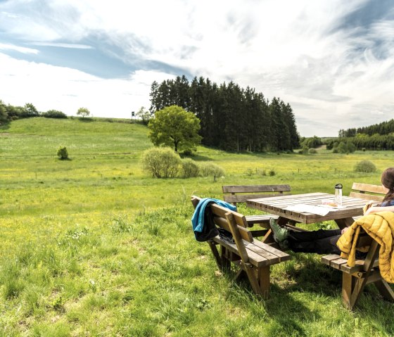 Innehalten auf der Wandertour Vulcano-Pfad, © Eifel Tourismus GmbH, D. Ketz