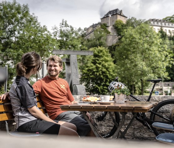 Radfahrer am Hotel-Café Schlossblick, Blankenheim, © Eifel Tourismus GmbH, Dominik Ketz