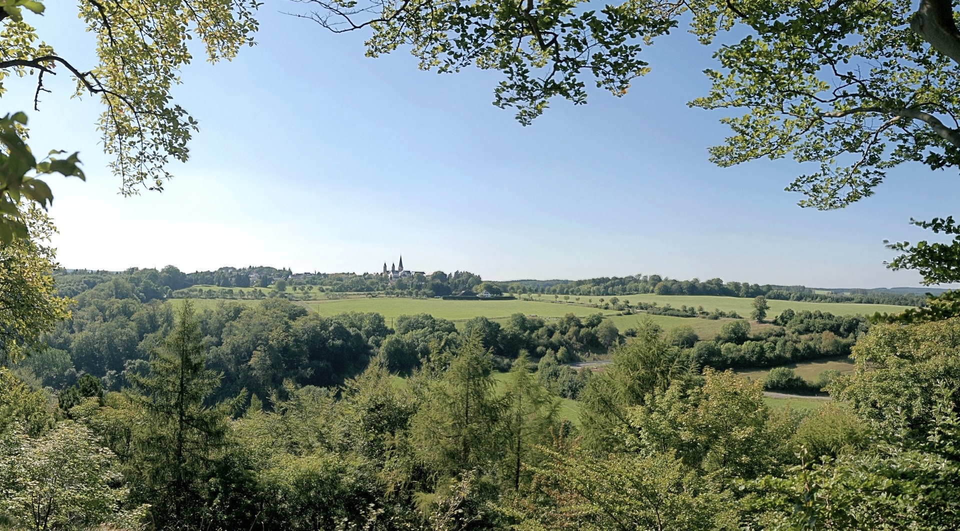 Der Eifel-Blick Königsberg bei Kall-Urft bietet einen tollen Blick auf das Kloster Steinfeld., © Naturpark Nordeifel