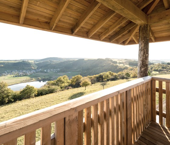 Ausblick auf das Meerfelder Maar vom Aussichtsturm Landesblick, © Eifel Tourismus GmbH/D.Ketz