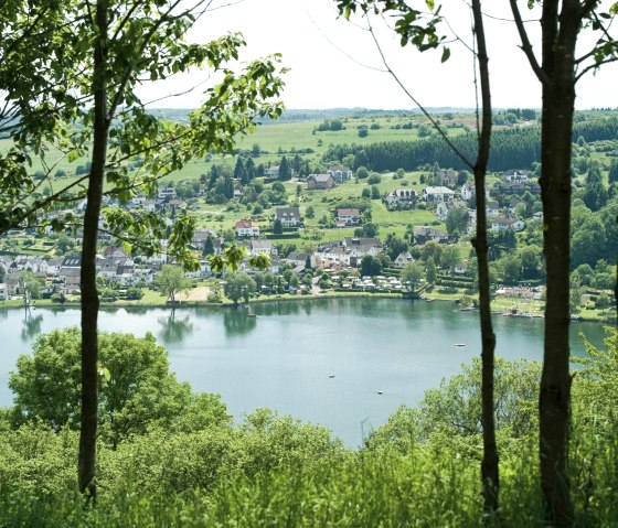 Schalkenmehrener Maar mit Bäume, © GesundLand Vulkaneifel/D. Ketz