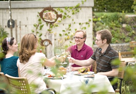 Gemütliches Abendessen nach der Wanderung, © Eifel Tourismus GmbH, Dominik Ketz