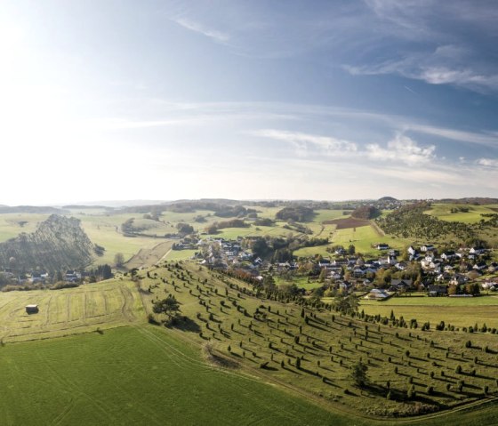 Blick auf den Kalvarienberg und Alendorf an Eifelsteig-Etappe 7, © Eifel Tourismus GmbH, D. Ketz