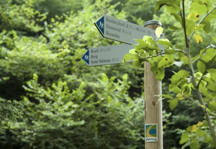 Schilder zeigen die nächsten Wanderziele, © Stefan Jacobs