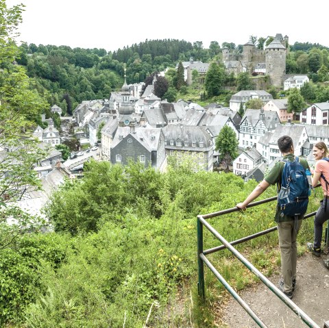 Aussichtspunkt "Halver Mond" über Monschau, © Eifel Tourismus GmbH, Dominik Ketz