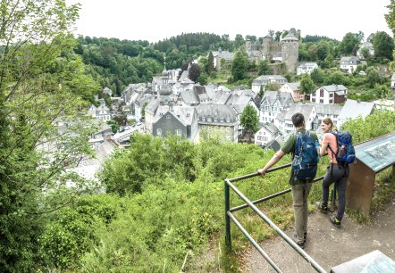 Aussichtspunkt "Halver Mond" über Monschau, © Eifel Tourismus GmbH, Dominik Ketz