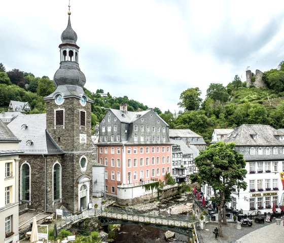 Monschau mit dem Roten Haus, © Eifel Tourismus GmbH, Dominik Ketz